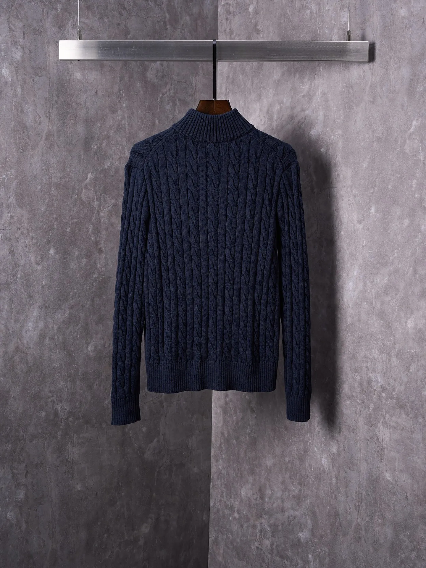 P420 Actual auction] Ralph Lauren/Ralph Lauren embroidered cable knitted half-zip sweater [Ready stock] S M L Zippered half-high collar design, just the right amount of splendor. Interpret high-end style with unique details. Adhere to the timeless elegance and taste. Use imported machine embroidery technology. Use advanced computer control system and precision mechanical components to realize the iconic pony embroidery operation. High precision. Smooth and delicate lines. Three-dimensional cable weaving. Through clever shifting and interweaving of coils, adjacent coils are cross-shifted to form a twisting effect. The lines are smooth and regular. Time-consuming and labor-intensive. Ready-made clothes are washed and softened to remove odors. Use professional washing equipment and specific detergents to deeply clean and deodorize clothes, improve the feel and appearance of clothes, and improve the fit.